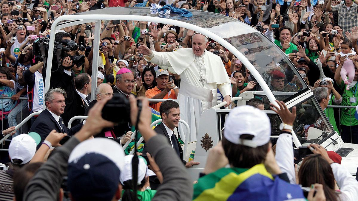 El papa Francisco saluda a jóvenes durante una Jornada Mundial de la Juventud